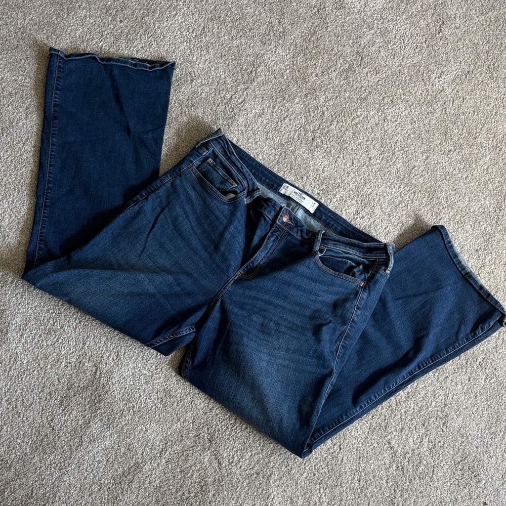 Hollister Dark Blue curvy mid-rise Jeans, boot cut. (87)